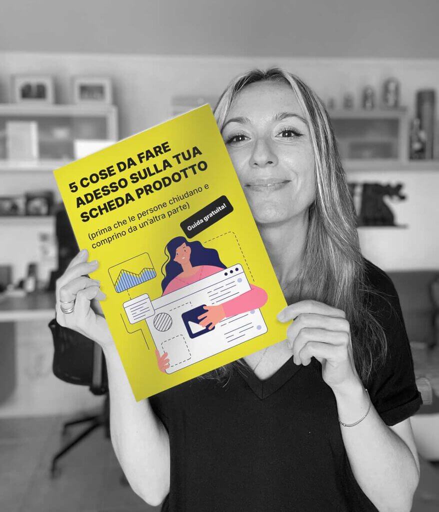 Donna che tiene tra le mani la copertina della guida "5 cose da fare adesso per la tua scheda prodotto"
